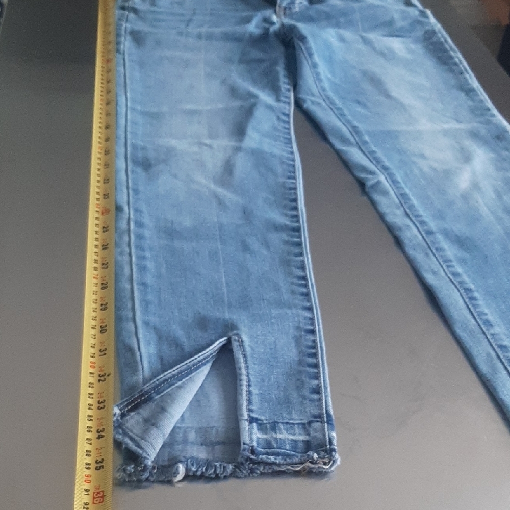 a.n.a.💙Cropped Jeans with Stylish Front Slit at Ankles Size 6 - Picture 4 of 7